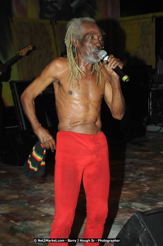 Bunny Wailer & King Yellowman at Bourbon Beach - Monday, February 25, 2008 - Bourbin Beach Restaurant, Bar, Oceanfront Accommodatioins, Live Reggae Music & Disco, Norman Manley Boulevard, Negril, Westmoreland, Jamaica W.I. - Photographs by Net2Market.com - Barry J. Hough Sr, Photographer - Negril Travel Guide, Negril Jamaica WI - http://www.negriltravelguide.com - info@negriltravelguide.com...!