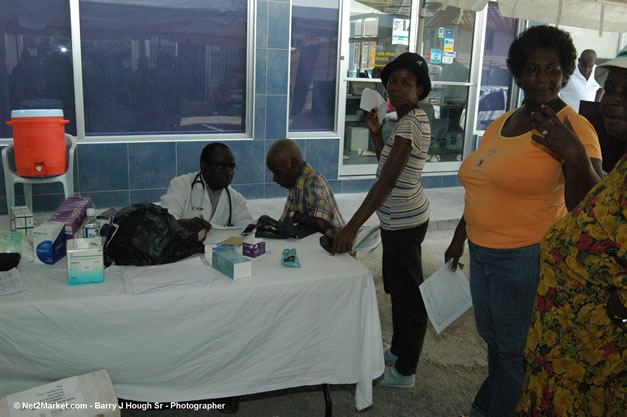Free Clinic at Lucea Plaza, Caribbean Medical Mission, Wednesday, October 18, 2006 - Negril Travel Guide, Negril Jamaica WI - http://www.negriltravelguide.com - info@negriltravelguide.com...!