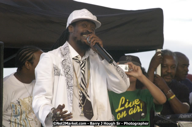 Beenie Man - Cure Fest 2007 - Longing For Concert at Trelawny Multi Purpose Stadium, Trelawny, Jamaica - Sunday, October 14, 2007 - Cure Fest 2007 October 12th-14th, 2007 Presented by Danger Promotions, Iyah Cure Promotions, and Brass Gate Promotions - Alison Young, Publicist - Photographs by Net2Market.com - Barry J. Hough Sr, Photographer - Negril Travel Guide, Negril Jamaica WI - http://www.negriltravelguide.com - info@negriltravelguide.com...!