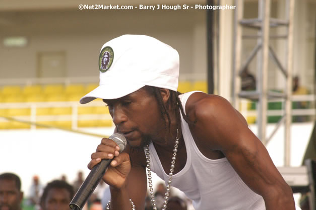 Jah Cure - Cure Fest 2007 - Longing For Concert at Trelawny Multi Purpose Stadium, Trelawny, Jamaica - Sunday, October 14, 2007 - Cure Fest 2007 October 12th-14th, 2007 Presented by Danger Promotions, Iyah Cure Promotions, and Brass Gate Promotions - Alison Young, Publicist - Photographs by Net2Market.com - Barry J. Hough Sr, Photographer - Negril Travel Guide, Negril Jamaica WI - http://www.negriltravelguide.com - info@negriltravelguide.com...!