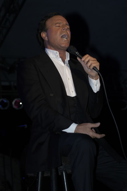 Julio Iglesias - Air Jamaica Jazz & Blues 2005 - The Art Of Music - Cinnamon Hill Golf Course, Rose Hall, Montego Bay - Negril Travel Guide, Negril Jamaica WI - http://www.negriltravelguide.com - info@negriltravelguide.com...!