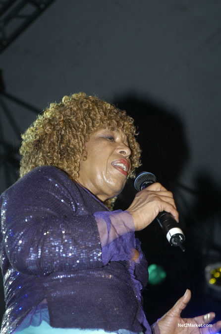 Roberta Flack - Air Jamaica Jazz & Blues 2005 - The Art Of Music - Cinnamon Hill Golf Course, Rose Hall, Montego Bay - Negril Travel Guide, Negril Jamaica WI - http://www.negriltravelguide.com - info@negriltravelguide.com...!