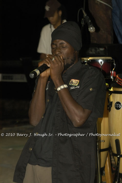 Etana - Live In Concert - One Love Reggae Concert Series 09/10 @ Negril Escape Resort and Spa, December 22, 2009, One Love Drive, West End, Negril, Westmoreland, Jamaica W.I. - Photographs by Net2Market.com - Barry J. Hough Sr, Photographer/Photojournalist - Negril Travel Guide, Negril Jamaica WI - http://www.negriltravelguide.com - info@negriltravelguide.com...!