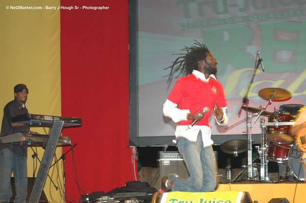 Buju Banton @ Tru-Juice Rebel Salute 2007 - Saturday, January 13, 2007, Port Kaiser Sports Club, St. Elizabeth - Negril Travel Guide, Negril Jamaica WI - http://www.negriltravelguide.com - info@negriltravelguide.com...!