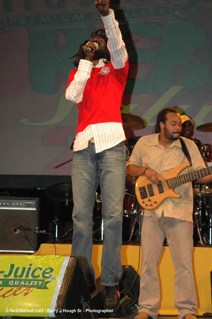 Buju Banton @ Tru-Juice Rebel Salute 2007 - Saturday, January 13, 2007, Port Kaiser Sports Club, St. Elizabeth - Negril Travel Guide, Negril Jamaica WI - http://www.negriltravelguide.com - info@negriltravelguide.com...!