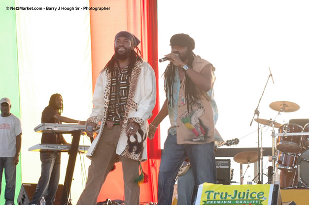 Tony Rebel Closing Tru-Juice Rebel Salute 2007 - Saturday, January 13, 2007, Port Kaiser Sports Club, St. Elizabeth - Negril Travel Guide, Negril Jamaica WI - http://www.negriltravelguide.com - info@negriltravelguide.com...!