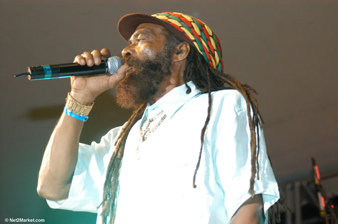 John Holt - Red Stripe Reggae Sumfest 2005 - Rockers Night - July 20th, 2005 - Negril Travel Guide, Negril Jamaica WI - http://www.negriltravelguide.com - info@negriltravelguide.com...!