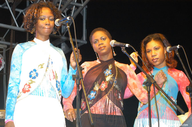 Judy Mowatt - Red Stripe Reggae Sumfest 2005 - Rockers Night - July 20th, 2005 - Negril Travel Guide, Negril Jamaica WI - http://www.negriltravelguide.com - info@negriltravelguide.com...!