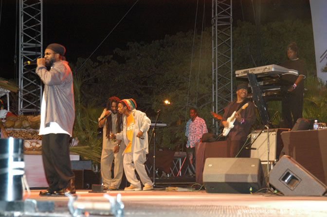 iNi Kamoze - Red Stripe Reggae Sumfest 2005 - International Night #2 - July 23th, 2005 - Negril Travel Guide, Negril Jamaica WI - http://www.negriltravelguide.com - info@negriltravelguide.com...!
