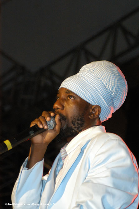 Sizzla - Red Stripe Reggae Sumfest 2005 - Dancehall Night - July 21th, 2005 - Negril Travel Guide, Negril Jamaica WI - http://www.negriltravelguide.com - info@negriltravelguide.com...!