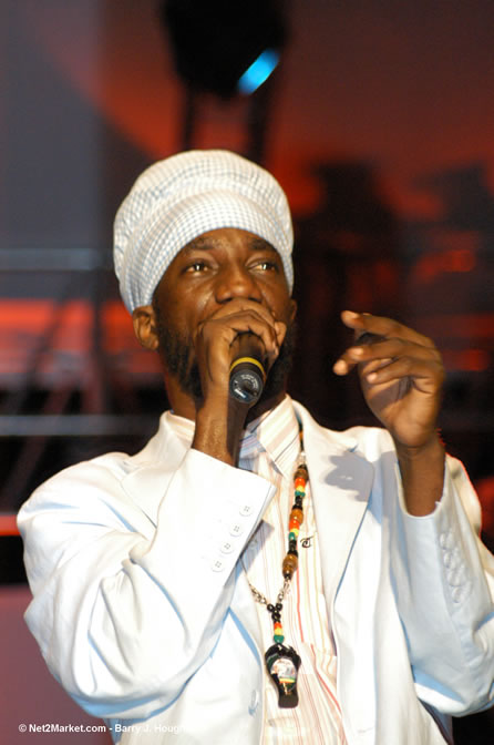 Sizzla - Red Stripe Reggae Sumfest 2005 - Dancehall Night - July 21th, 2005 - Negril Travel Guide, Negril Jamaica WI - http://www.negriltravelguide.com - info@negriltravelguide.com...!