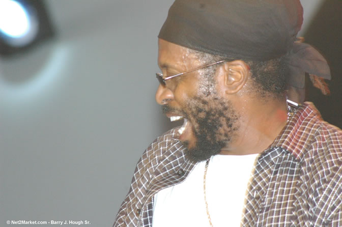 iNi Kamoze - Red Stripe Reggae Sumfest 2005 - International Night #2 - July 23th, 2005 - Negril Travel Guide, Negril Jamaica WI - http://www.negriltravelguide.com - info@negriltravelguide.com...!