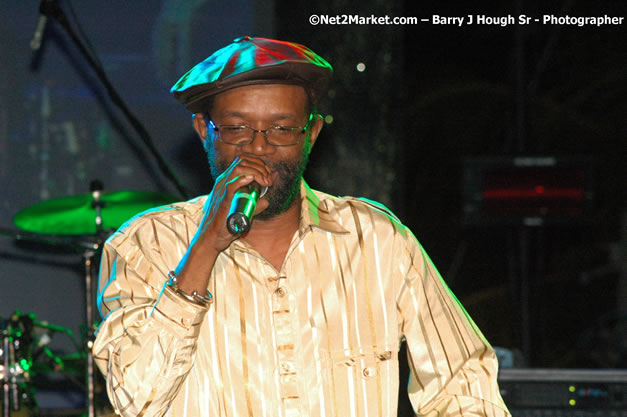 Beres Hammond - Red Stripe Reggae Sumfest 2007 - Zenith - Saturday, July 21, 2007 - Catherine Hall, Montego Bay, St James, Jamaica W.I. - Negril Travel Guide, Negril Jamaica WI - http://www.negriltravelguide.com - info@negriltravelguide.com...!