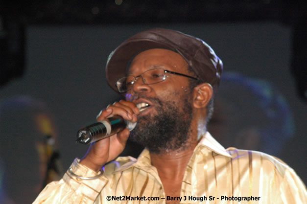 Beres Hammond - Red Stripe Reggae Sumfest 2007 - Zenith - Saturday, July 21, 2007 - Catherine Hall, Montego Bay, St James, Jamaica W.I. - Negril Travel Guide, Negril Jamaica WI - http://www.negriltravelguide.com - info@negriltravelguide.com...!