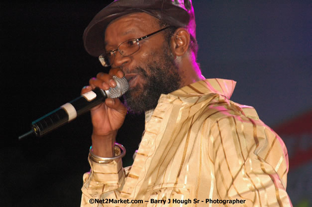 Beres Hammond - Red Stripe Reggae Sumfest 2007 - Zenith - Saturday, July 21, 2007 - Catherine Hall, Montego Bay, St James, Jamaica W.I. - Negril Travel Guide, Negril Jamaica WI - http://www.negriltravelguide.com - info@negriltravelguide.com...!