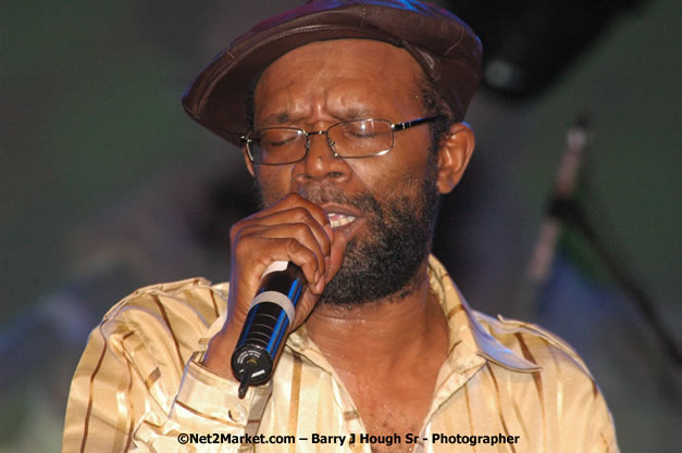 Beres Hammond - Red Stripe Reggae Sumfest 2007 - Zenith - Saturday, July 21, 2007 - Catherine Hall, Montego Bay, St James, Jamaica W.I. - Negril Travel Guide, Negril Jamaica WI - http://www.negriltravelguide.com - info@negriltravelguide.com...!