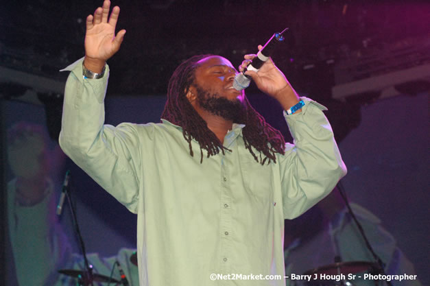 Dwayne Stephenson - Red Stripe Reggae Sumfest 2007 - Zenith - Saturday, July 21, 2007 - Catherine Hall, Montego Bay, St James, Jamaica W.I. - Negril Travel Guide, Negril Jamaica WI - http://www.negriltravelguide.com - info@negriltravelguide.com...!