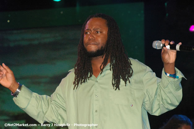 Dwayne Stephenson - Red Stripe Reggae Sumfest 2007 - Zenith - Saturday, July 21, 2007 - Catherine Hall, Montego Bay, St James, Jamaica W.I. - Negril Travel Guide, Negril Jamaica WI - http://www.negriltravelguide.com - info@negriltravelguide.com...!
