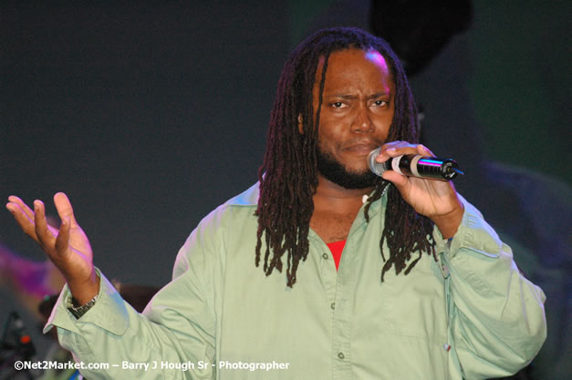 Dwayne Stephenson - Red Stripe Reggae Sumfest 2007 - Zenith - Saturday, July 21, 2007 - Catherine Hall, Montego Bay, St James, Jamaica W.I. - Negril Travel Guide, Negril Jamaica WI - http://www.negriltravelguide.com - info@negriltravelguide.com...!