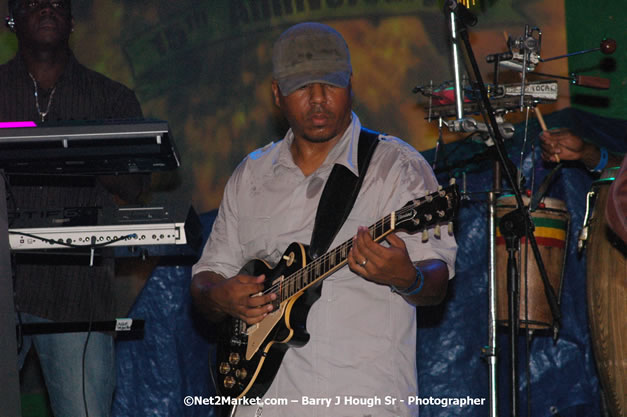 Dwayne Stephenson - Red Stripe Reggae Sumfest 2007 - Zenith - Saturday, July 21, 2007 - Catherine Hall, Montego Bay, St James, Jamaica W.I. - Negril Travel Guide, Negril Jamaica WI - http://www.negriltravelguide.com - info@negriltravelguide.com...!