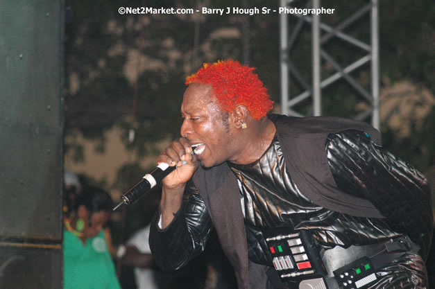 Elephant Man - Explosion - Red Stripe Reggae Sumfest 2007 - Thursday, July 19, 2007 - Red Stripe Reggae Sumfest 2007 at Catherine Hall, Montego Bay, St James, Jamaica W.I. - Negril Travel Guide, Negril Jamaica WI - http://www.negriltravelguide.com - info@negriltravelguide.com...!