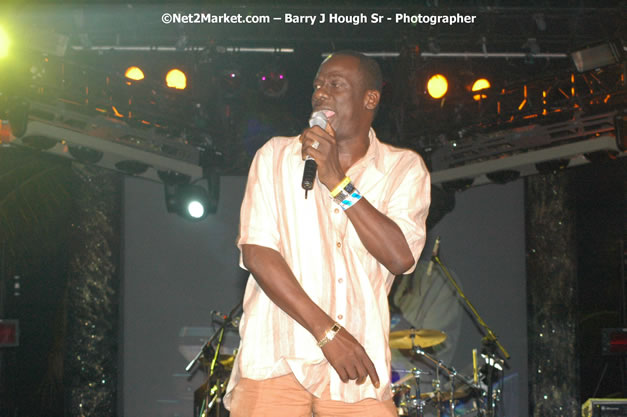 Leroy Sibbles - Red Stripe Reggae Sumfest 2007 - Zenith - Saturday, July 21, 2007 - Catherine Hall, Montego Bay, St James, Jamaica W.I. - Negril Travel Guide, Negril Jamaica WI - http://www.negriltravelguide.com - info@negriltravelguide.com...!