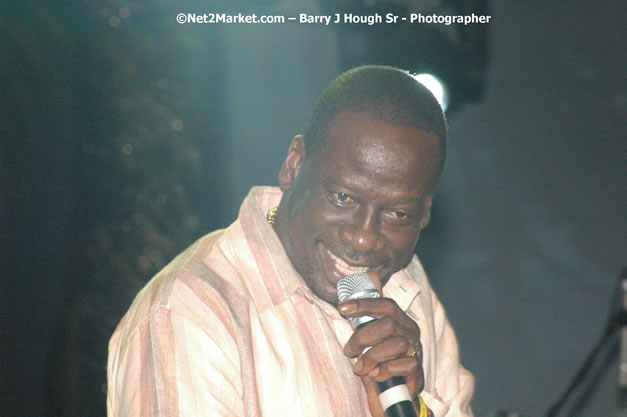 Leroy Sibbles - Red Stripe Reggae Sumfest 2007 - Zenith - Saturday, July 21, 2007 - Catherine Hall, Montego Bay, St James, Jamaica W.I. - Negril Travel Guide, Negril Jamaica WI - http://www.negriltravelguide.com - info@negriltravelguide.com...!