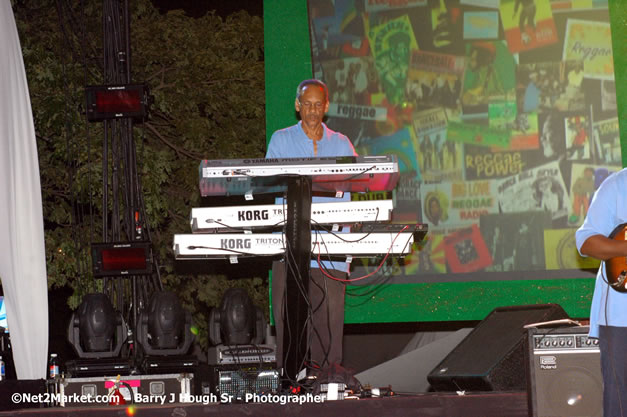 Lloyd Parks & We The People Band - Red Stripe Reggae Sumfest 2007 - Zenith - Saturday, July 21, 2007 - Catherine Hall, Montego Bay, St James, Jamaica W.I. - Negril Travel Guide, Negril Jamaica WI - http://www.negriltravelguide.com - info@negriltravelguide.com...!