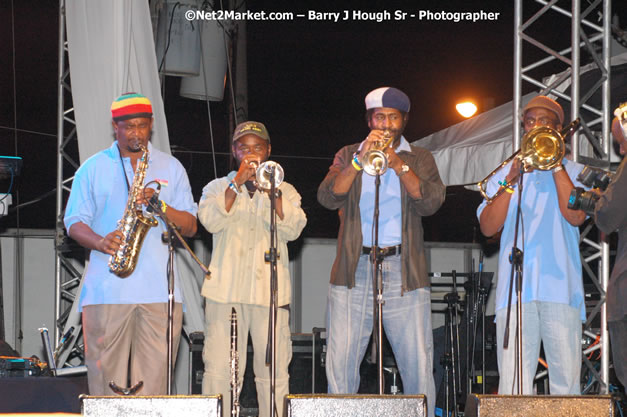 Lloyd Parks & We The People Band - Red Stripe Reggae Sumfest 2007 - Zenith - Saturday, July 21, 2007 - Catherine Hall, Montego Bay, St James, Jamaica W.I. - Negril Travel Guide, Negril Jamaica WI - http://www.negriltravelguide.com - info@negriltravelguide.com...!