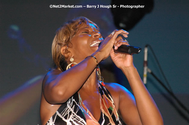 Mary J. Blige - Red Stripe Reggae Sumfest 2007 - Zenith - Saturday, July 21, 2007 - Catherine Hall, Montego Bay, St James, Jamaica W.I. - Negril Travel Guide, Negril Jamaica WI - http://www.negriltravelguide.com - info@negriltravelguide.com...!