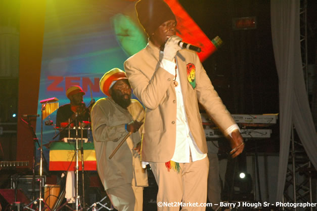 Richie Spice  - Red Stripe Reggae Sumfest 2007 - Zenith - Saturday, July 21, 2007 - Catherine Hall, Montego Bay, St James, Jamaica W.I. - Negril Travel Guide, Negril Jamaica WI - http://www.negriltravelguide.com - info@negriltravelguide.com...!