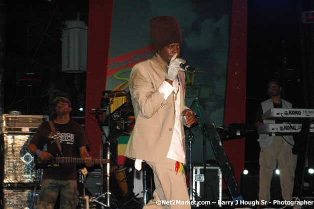 Richie Spice  - Red Stripe Reggae Sumfest 2007 - Zenith - Saturday, July 21, 2007 - Catherine Hall, Montego Bay, St James, Jamaica W.I. - Negril Travel Guide, Negril Jamaica WI - http://www.negriltravelguide.com - info@negriltravelguide.com...!