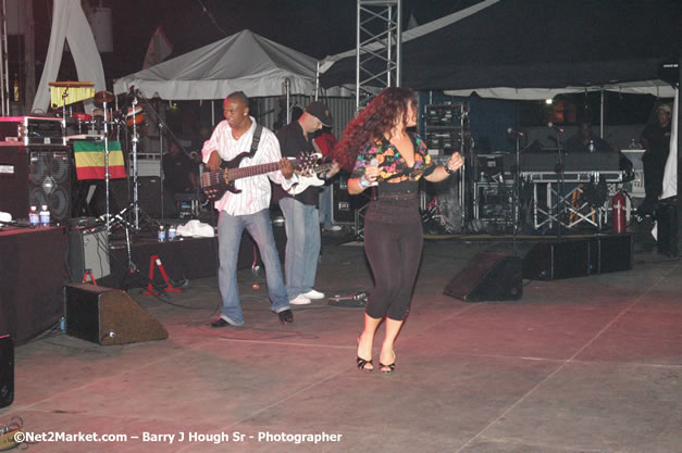 Tessanne Chin - Red Stripe Reggae Sumfest 2007 - Zenith - Saturday, July 21, 2007 - Catherine Hall, Montego Bay, St James, Jamaica W.I. - Negril Travel Guide, Negril Jamaica WI - http://www.negriltravelguide.com - info@negriltravelguide.com...!
