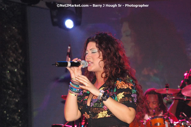 Tessanne Chin - Red Stripe Reggae Sumfest 2007 - Zenith - Saturday, July 21, 2007 - Catherine Hall, Montego Bay, St James, Jamaica W.I. - Negril Travel Guide, Negril Jamaica WI - http://www.negriltravelguide.com - info@negriltravelguide.com...!
