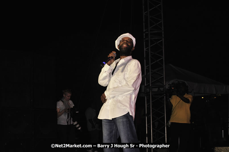 Beres Hammond @ Red Stripe Reggae Sumfest 2008 International Night 2, Catherine Hall, Montego Bay - Saturday, July 19, 2008 - Reggae Sumfest 2008 July 13 - July 19, 2008 - Photographs by Net2Market.com - Barry J. Hough Sr. Photojournalist/Photograper - Photographs taken with a Nikon D300 - Negril Travel Guide, Negril Jamaica WI - http://www.negriltravelguide.com - info@negriltravelguide.com...!