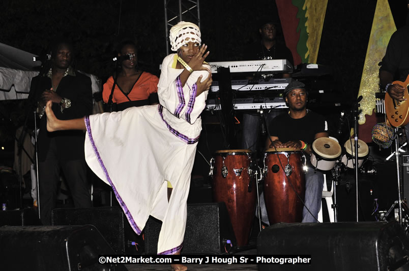 Etana @ Red Stripe Reggae Sumfest 2008 International Night 2, Catherine Hall, Montego Bay - Saturday, July 19, 2008 - Reggae Sumfest 2008 July 13 - July 19, 2008 - Photographs by Net2Market.com - Barry J. Hough Sr. Photojournalist/Photograper - Photographs taken with a Nikon D300 - Negril Travel Guide, Negril Jamaica WI - http://www.negriltravelguide.com - info@negriltravelguide.com...!