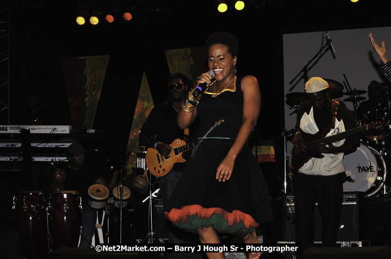 Etana @ Red Stripe Reggae Sumfest 2008 International Night 2, Catherine Hall, Montego Bay - Saturday, July 19, 2008 - Reggae Sumfest 2008 July 13 - July 19, 2008 - Photographs by Net2Market.com - Barry J. Hough Sr. Photojournalist/Photograper - Photographs taken with a Nikon D300 - Negril Travel Guide, Negril Jamaica WI - http://www.negriltravelguide.com - info@negriltravelguide.com...!