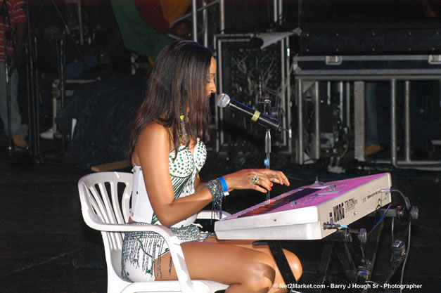 Alaine - Red Stripe Reggae Sumfest 2006 - The Summit - Jamaica's Greatest, The World's Best - Saturday, July 22, 2006 - Montego Bay, Jamaica - Negril Travel Guide, Negril Jamaica WI - http://www.negriltravelguide.com - info@negriltravelguide.com...!
