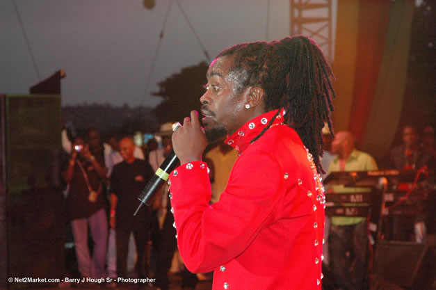 Beenie Man - Red Stripe Reggae Sumfest 2006 - Stormfront - The Blazing Dance Hall Night - Thursday, July 20, 2006 - Catherine Hall Venue - Montego Bay, Jamaica - Negril Travel Guide, Negril Jamaica WI - http://www.negriltravelguide.com - info@negriltravelguide.com...!