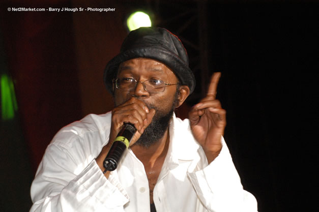 Beres Hammond - Red Stripe Reggae Sumfest 2006 - The Summit - Jamaica's Greatest, The World's Best - Saturday, July 22, 2006 - Montego Bay, Jamaica - Negril Travel Guide, Negril Jamaica WI - http://www.negriltravelguide.com - info@negriltravelguide.com...!