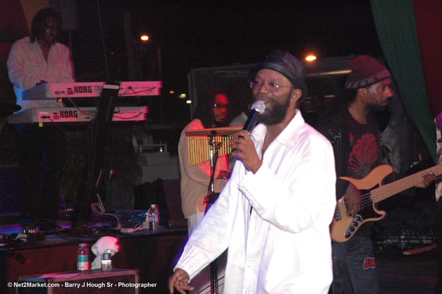 Beres Hammond - Red Stripe Reggae Sumfest 2006 - The Summit - Jamaica's Greatest, The World's Best - Saturday, July 22, 2006 - Montego Bay, Jamaica - Negril Travel Guide, Negril Jamaica WI - http://www.negriltravelguide.com - info@negriltravelguide.com...!