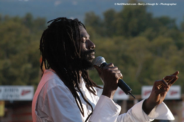 Buju Banton - Red Stripe Reggae Sumfest 2006 - The Summit - Jamaica's Greatest, The World's Best - Saturday, July 22, 2006 - Montego Bay, Jamaica - Negril Travel Guide, Negril Jamaica WI - http://www.negriltravelguide.com - info@negriltravelguide.com...!