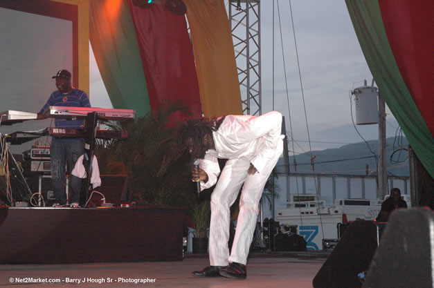 Buju Banton - Red Stripe Reggae Sumfest 2006 - The Summit - Jamaica's Greatest, The World's Best - Saturday, July 22, 2006 - Montego Bay, Jamaica - Negril Travel Guide, Negril Jamaica WI - http://www.negriltravelguide.com - info@negriltravelguide.com...!