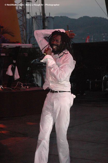 Buju Banton - Red Stripe Reggae Sumfest 2006 - The Summit - Jamaica's Greatest, The World's Best - Saturday, July 22, 2006 - Montego Bay, Jamaica - Negril Travel Guide, Negril Jamaica WI - http://www.negriltravelguide.com - info@negriltravelguide.com...!