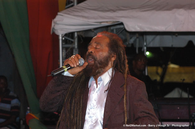John Holt Recipient of Reggae Sumfest Lifetime Award - Ignition - The Internation Fire Blazes - Friday, July 21, 2006 - Montego Bay, Jamaica - Negril Travel Guide, Negril Jamaica WI - http://www.negriltravelguide.com - info@negriltravelguide.com...!