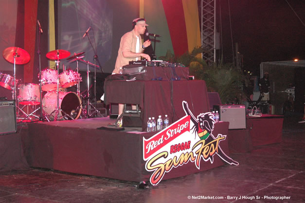 Rihanna - Red Stripe Reggae Sumfest 2006 - The Summit - Jamaica's Greatest, The World's Best - Saturday, July 22, 2006 - Montego Bay, Jamaica - Negril Travel Guide, Negril Jamaica WI - http://www.negriltravelguide.com - info@negriltravelguide.com...!