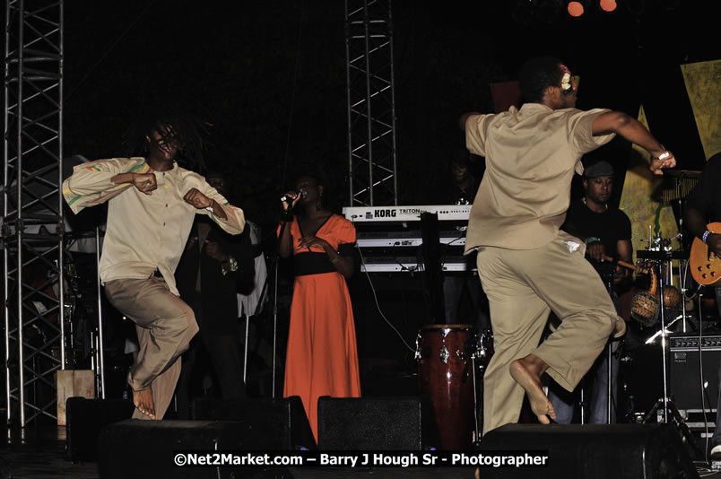 Etana @ Reggae Sumfest 2008 International Night 2, Catherine Hall, Montego Bay - Saturday, July 19, 2008 - Reggae Sumfest 2008 July 13 - July 19, 2008 - Photographs by Net2Market.com - Barry J. Hough Sr. Photojournalist/Photograper - Photographs taken with a Nikon D300 - Negril Travel Guide, Negril Jamaica WI - http://www.negriltravelguide.com - info@negriltravelguide.com...!