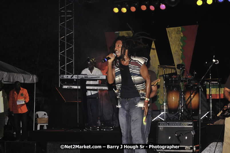 Rootz Underground @ Reggae Sumfest 2008 International Night 2, Catherine Hall, Montego Bay - Saturday, July 19, 2008 - Reggae Sumfest 2008 July 13 - July 19, 2008 - Photographs by Net2Market.com - Barry J. Hough Sr. Photojournalist/Photograper - Photographs taken with a Nikon D300 - Negril Travel Guide, Negril Jamaica WI - http://www.negriltravelguide.com - info@negriltravelguide.com...!