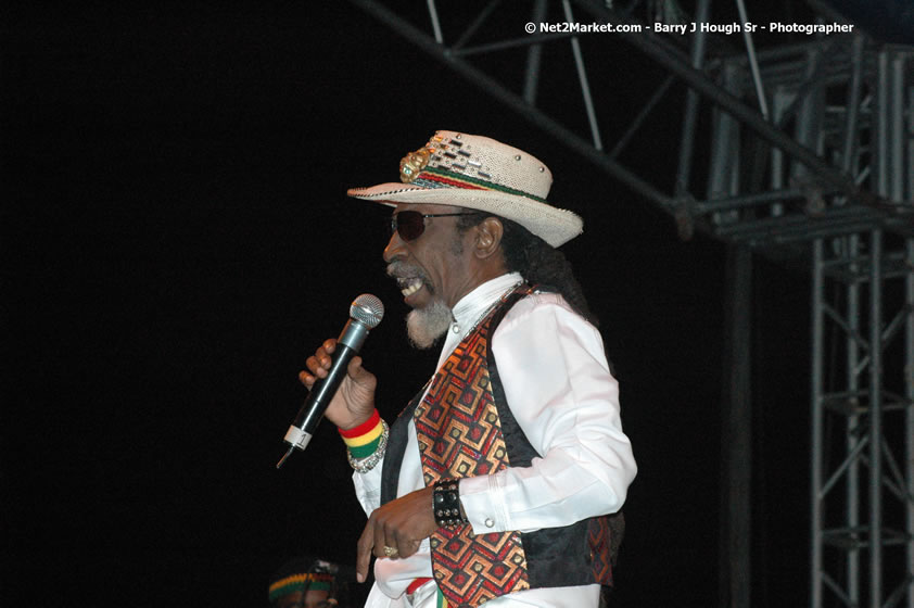 Bunny Wailer - Smile Jamaica, Nine Miles, St Anns, Jamaica - Saturday, February 10, 2007 - The Smile Jamaica Concert, a symbolic homecoming in Bob Marley's birthplace of Nine Miles - Negril Travel Guide, Negril Jamaica WI - http://www.negriltravelguide.com - info@negriltravelguide.com...!