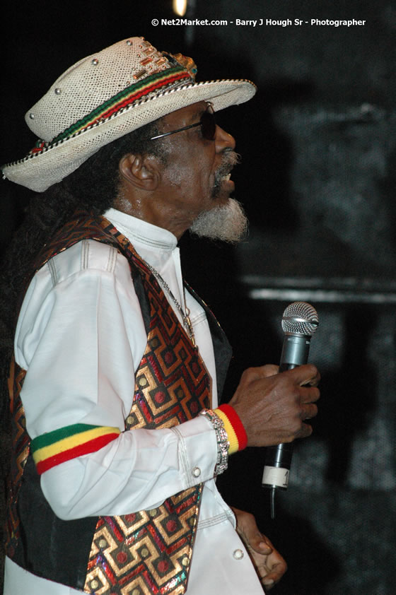 Bunny Wailer - Smile Jamaica, Nine Miles, St Anns, Jamaica - Saturday, February 10, 2007 - The Smile Jamaica Concert, a symbolic homecoming in Bob Marley's birthplace of Nine Miles - Negril Travel Guide, Negril Jamaica WI - http://www.negriltravelguide.com - info@negriltravelguide.com...!